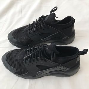 Black Nike Huaraches